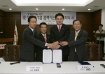 중소기업진흥공단은 경상남도 창원 ㈜센트랄 공장에서 경상남도, ㈜센트럴 및 협력사와 대중소기업간 상생 협력을 위한 MOU를 체결하였다. 왼쪽부터 센트랄 협력업체 대표 한훤수 사장, 