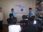 추석귀향비을 전달하는 모범운전자회 최준철회장