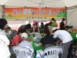 한지공예를지도하는청소년