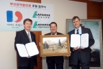 좌로부터 라파즈 한라 시멘트 대표 프레드릭 드 루즈몽, 주한 프랑스 문화원장 장릭 말랭, 한국 라파즈 석고보드 대표 올리비에 길뤼. 장뤽 말랭 문화원장이 들고 있는 그림은 카미유 
