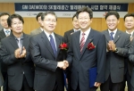 GM DAEWOO는 18일 서울 중구 을지로2가 SK텔레콤 본사에서 SK텔레콤과 공동으로 텔레매틱스 시스템 개발 및 상용화를 위한 업무 제휴 협약을 체결했다. 이날 협약 체결식 종