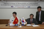 한국항공우주산업(대표:정해주)은 10월 19일 베트남 과학기술원과 소형위성 개발기술 이전 및 공동협력관계 구축을 내용으로 하는 “베트남 소형위성 공동개발” 양해각서를 체결하였다
