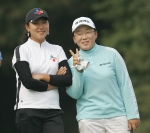 2번홀 티샷전 모처럼 미소짓는 돌부처 이선화와 V자를 그려보이는 신지애