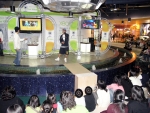 한국마이크로소프트(대표 유재성)가 Xbox 360용 웹캠, ‘Xbox 라이브 비전(Xbox Live Vision)’의 정식 발매를 기념해 지난 21일 강남 코엑스몰에서 개최한 ‘도
