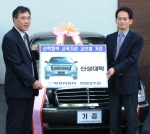 쌍용자동차(대표이사 사장 최형탁)는 24일 대전정비연수원에서 전국 30여개 자동차 관련 학과가 개설된 교육기관에 실습용 차량 및 엔진, 벤츠 자동변속기 등 150대를 기증하고 산학