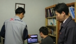 LG파워콤 직원이 서비스 기사와 함께 고객 댁내를 방문하여 고객에게 개통 관련한 안내를 하고 있는 모습