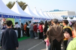 포스코 봉사단원들이 지난 29일 포항종합경기장 광장에서 열린 2006 포항시 자원봉사 박람회에 참가해 그 동안의 봉사활동 내용을 소개하고 시민들에게 알리는 시간을 가졌다.