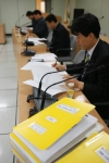한국소방안전협회는 회원복리증진의 일환으로 회원본인 및 회원자녀의 장학금 수여를 위해 지난 26일 소방회관 6층에서 ‘2006 소방장학생 선발 심사위원회’를 개최했다.