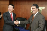 31일 분당 KT 본사에서 Qtel(Qatar Telecom)의 세이크 압둘라(Sheik Abdullah Althani)회장(오른쪽)과 U-City 사업 상호 협력을 위한 MOU를
