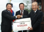 SK그룹은 베트남 한국 교민들의 가장 큰 애로사항인 자녀 교육 문제를 해소하기 위해 「Korean School」설립 지원 목적으로 50만 달러를 기부했다. 사진 왼쪽부터 베트남한인