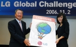 LG는 2일 여의도 LG트윈타워에서 대학생 대상 해외탐방 프로그램인「LG 글로벌 챌린저」시상식을 개최했다. 사진은 시상식에서 구본무 LG 회장이 챌린저 대표 이윤주 학생(한국과학기
