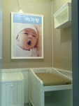 아가방은 공익적인 기업 이미지 증대를 위한 공공시설 투자의 일환으로 서울역에 수유실을 개설 운영한다