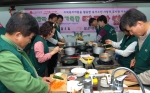 부산은행 사하1팀과 사상1팀은 몰운대 종합사회복지관에서 직접 요리를 하여 독거노인 30세대에 도시락배달을 해주는 ‘따뜻한 밥상’ 봉사활동에 참여하였다.