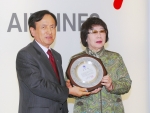 14일 오전 서울 강서구 오쇠동 아시아나항공 본사에서 열린 '사랑의 동전 모으기' 30억 돌파 기념행사에서 유니세프 한국위원회 박동은 사무총장(우)이 강주안 아시
