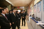LG CNS 기술연구부문장 임수경 상무가 14일 회현동 본사에서 개최된 ‘2006 R&D성과 전시회’에서 LG CNS임직원들에게 전시물에 대한 설명을 하고 있다.
