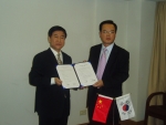 한국청소년연맹의 주상식 사무총장(右)과 중국산동성관광국 왕원생 국장(左)이 이번에 체결된 협의서를 들고 포즈를 취하는 모습
