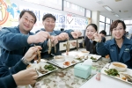 어민들을 돕기 위해 전어 단체급식에 나선 현대중공업.