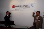 LG.Philips LCD 파주 품질담당 김준호상무(오른쪽)와 미국법인장 박경화부장(왼쪽)이 미국 고객서비스센터 현판식을 갖고 있다.
