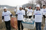 11월 18일 ‘씨티그룹 글로벌 자원봉사의 날’에 인천소래생태공원에서 (좌로부터) 박찬근 노조위원장, 하영구 한국씨티은행 은행장, 스티브 롱(Stephen Long) 씨티그룹 인터