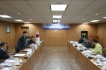 서정호 사장이 인천경제청 방문단에게 업무 브리핑하는 모습
