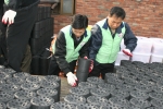 서울체신청은 11월 23일 성남시 중원구 성남동에 사는 기초생활수급자 및 저소득층 20가구에 연탄 4,000장을 전달했다. 