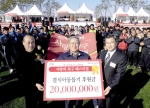 기아자동차는 25일 기아차 화성공장 스포츠센터에서 ‘개인택시 로체배 전국축구대회’ 결선경기를 갖고 사랑의 기금 2천만원을 국제구호단체인 월드비전에 전달했다. 사진 왼쪽부터 인천개인