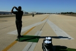 타이거 우즈가 28일(현지시간) LA 센츄리 공항 활주로에서 나이키 골프 사각 드라이버 SQ SUMO²(스모 스퀘어)로 드라이브샷을 날리고 있다