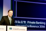 투자세미나에 앞서 새로운 PB 브랜드에 대해 설명하고 있는 크리스 드브런 SC제일은행 개인자산관리본부 부행장