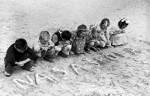 UNICEF/HQ46-0033/Mihanoff
1946년 이집트. UNRRA는 독일군으로부터 유고슬라비아 어린이들을 보호하기 위해 이 곳에 난민캠프를 세웠다. 난민캠프에서 지내는