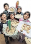 4일 서대문구 연희동 한국건강연대 교육관에서 열린 '청소년을 위한 건강생활학교'에 참가한 청소년들이 직접 만든 떡을 들어보이고 있다. (전영한 기자)