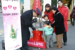 LG카드(사장 박해춘)는 4일 서울 중구 명동 등 5곳에서 구세군과 함께 연말 불우이웃돕기 ‘사랑의 자선냄비’ 모금행사를 가졌다. 이번 행사는 22일까지 전국 29개 지점을 순회하