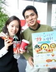 SK텔레콤이 네이트온 메신저와 유무선 네이트를 통해 스타벅스 커피나 하겐다즈 아이스크림과 같은 실물상품을 선물할 수 있는 ‘기프티콘’ 서비스를 7일 출시한다.