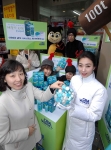 콘택트렌즈 전문업체 한국시바비젼은 6일, 올리브영 무교동 지점에서 일반인들을 대상으로 겨울철렌즈 관리의 중요성을 알리는 ‘깨끗한 EYE 캠페인’을 진행했다. 삼지창을 든 세균모양 