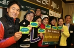 좌로부터 이창명, 박미선, 이연경, 김영철, 안문숙, 이경진,김지선, 하나은행WM본부 정해붕상무