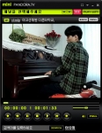 뇌성마비 장애인인 김경민(26)씨가 피아노를 연주하는 모습