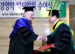 권홍사 회장이 세르게이 이바니노브 러시아국립극동교통대학교 부총장으로부터 명예 경영학 박사 학위를 받고 있다.