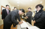 옹달샘 드롭인센터(영등포구 문래동 1가 13번지 소재)를 찾은 금호건설  이연구 사장이 방명록에 어려운 이웃들에게 보내는 격려 메시지를 적고 있다.

