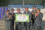19일 서울시 중구에 위치한 충무 아트홀 앞 광장에서 LG CNS 김대훈 부사장(사진 왼쪽에서 세번째)이 쌀 400가마와 배 400상자를 정동일 중구청장(사진 오른쪽에서 세번째)에