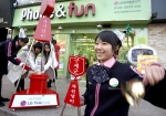 폰앤펀 강남점에서 구세군으로 활동하고 있는 MJ(Mobile Jockey)들과 사랑의 자선냄비에 기부하고 있는 고객들의 모습.