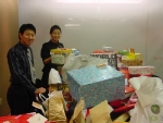 투게더 봉사동호회 회원들이 봉사지원단체 선물 분류 작업을 하고 있다.
