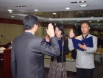 한국정보사회진흥원(원장 김창곤)은 지난 22일, ‘사회봉사단 창단식 및 사회봉사 다짐대회’을 개최했다. 남녀 대표사원이 사회봉사 다짐을 하고 있다.