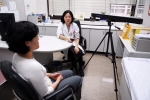 '외상후 스트레스성 장애'를 갖고 있는 환자가 안구운동을 보조하는 기구인 아이스캔(eye scan)의 움직이는 불빛을 따라 안구운동을 하고 있다.
