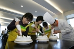대우조선해양 직원부인들이 지난 26일 류흥주 파티쉐의 지도를 받으며 이 회사에 근무중인 협력회사 외국인 근로자들을 위한 케익을 만들고 있다. 

