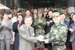 대한건설협회 최종수 상근부회장이 육군 제6685부대 권오현 사단장에게 일선장병 위문성금을 전달하고 있다.