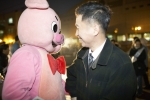 정해년을 맞아 돼지탈을 쓴 삼성전기 사원 대표가 새해 첫 출근하는 임직원을 격려하고 있다.