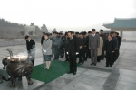 정광화 원장 및 직원들이 대전 국립현충원을 참배하는 모습