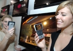 미국 라스베가스에서 열리는 '2007 CES'에서 현지 도우미들이 모바일 TV폰 LG-VX9400 을 들고 포즈를 취하고 있다.
