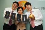 새해 벽두부터 금돼지를 선물 받은 GSK 직원들이 올해는 좋은 일만 생길 것 같다며 즐거워하고 있다. 