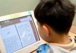 서울 강남의 한 초등학교 학생이 학교 자료실에서 전자책을 읽고 있다.  