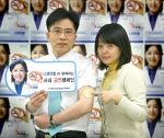 사내 금연캠페인에 참여한 직원이 니코틴엘을 붙이며 금연을 다짐하고 있다.